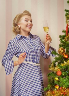 x-mas arifesinde Noel ağacının etrafında asılı güzel genç kadın portresi  