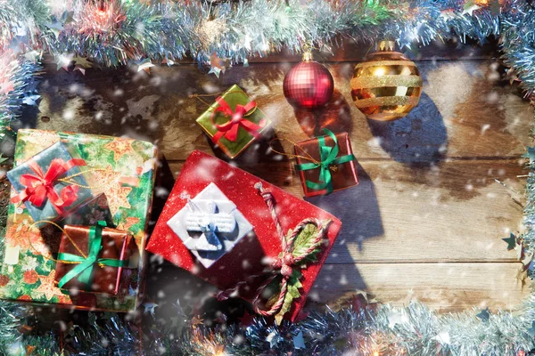 Vue rapprochée des jouets d'arbre de Noël et des cadeaux sur le dos en bois — Photo