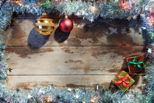 木の背部にクリスマス ツリー玩具、ギフトやライトのビューをクローズ アップ — ストック写真