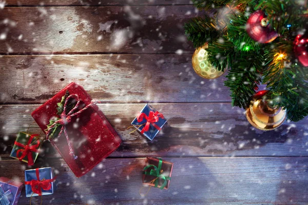나무 뒤에 크리스마스 트리와 선물의 보기 닫기 — 스톡 사진