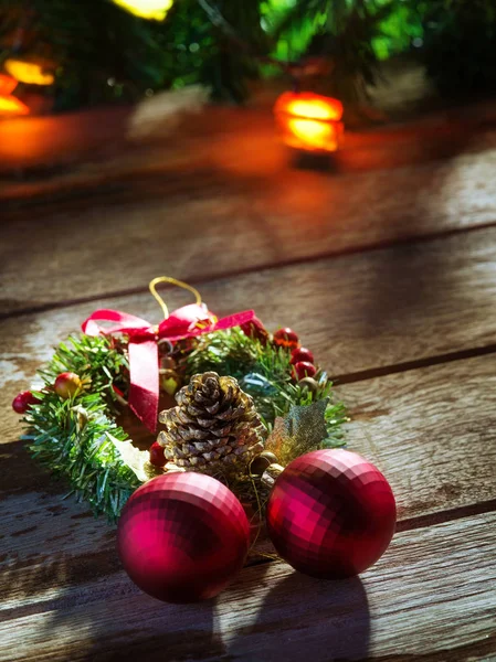 나무 뒤에 크리스마스 트리 장난감 및 빛의 볼을 닫습니다 — 스톡 사진