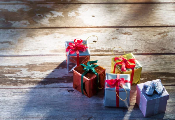 Stäng upp christmas presentaskar på trä tillbaka — Stockfoto