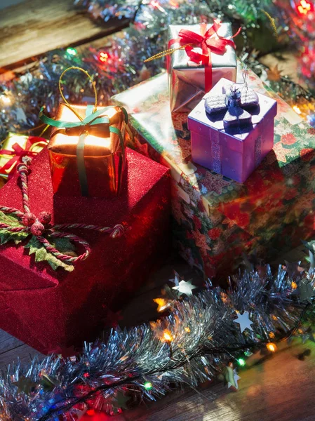 Stäng upp julgran leksaker och presenter på trä tillbaka — Stockfoto
