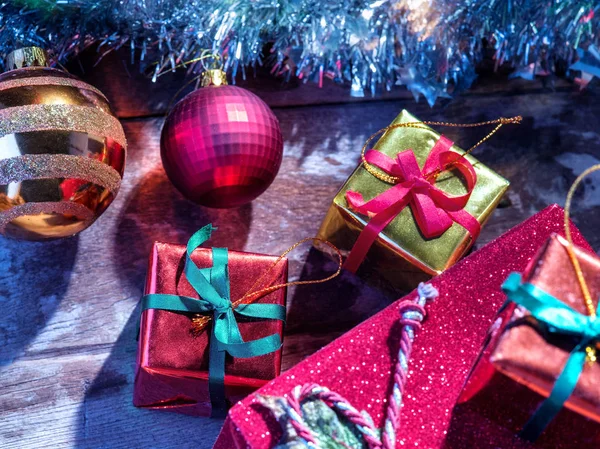 木の背部にクリスマス ツリー玩具、ギフトやライトのビューをクローズ アップ — ストック写真
