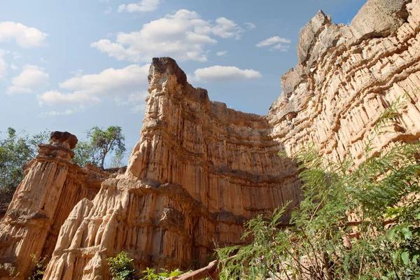 Blick auf schönen Riesenfelsen im Nationalpark — Stockfoto