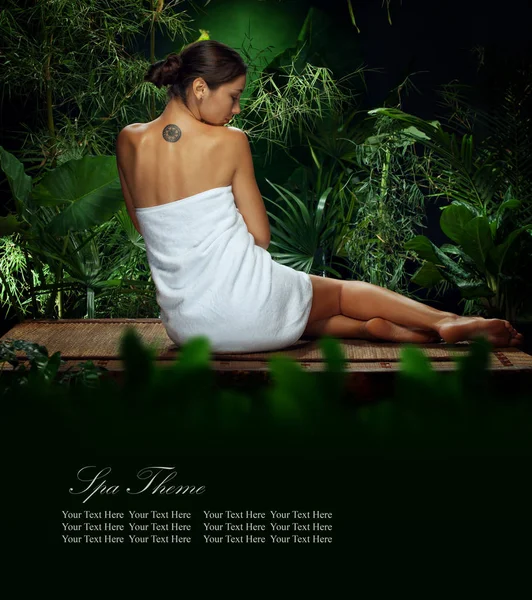 素敵な若い女性スパ熱帯環境で瞑想のビュー。バナー. — ストック写真