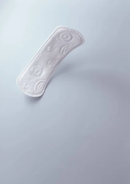 Крупним планом вид жіночої гігієнічної прокладки на кольоровому фоні — стокове фото