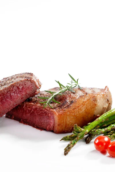 Zblízka pohled pěkný lahodný čerstvý steak se zeleninou na bílý zadní — Stock fotografie