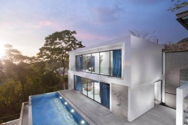 dusk sırasında güzel modern villa görünümünü 
