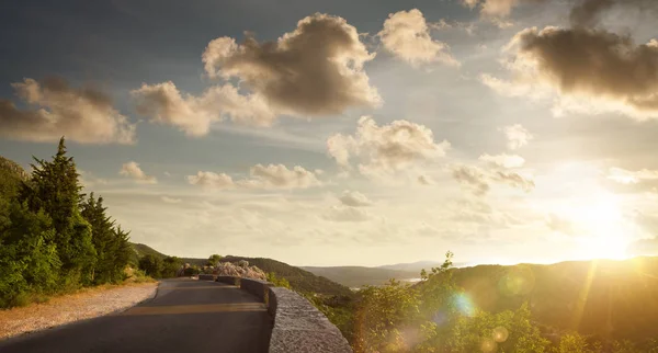 Panoramablick auf schöne Sommer leere Straße durch den Berg — Stockfoto