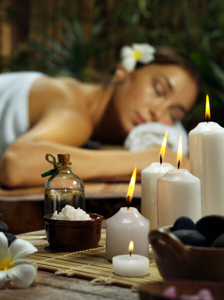 Портрет молодой красивой женщины в курортной обстановке. Сосредоточены на свечах
