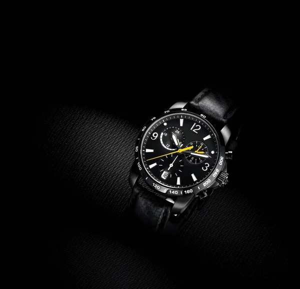 Close up vista de relógio de pulso do homem agradável no fundo preto — Fotografia de Stock