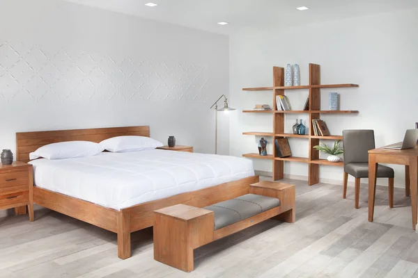 Panoramisch uitzicht op mooie witte stijlvolle moderne slaapkamer — Stockfoto