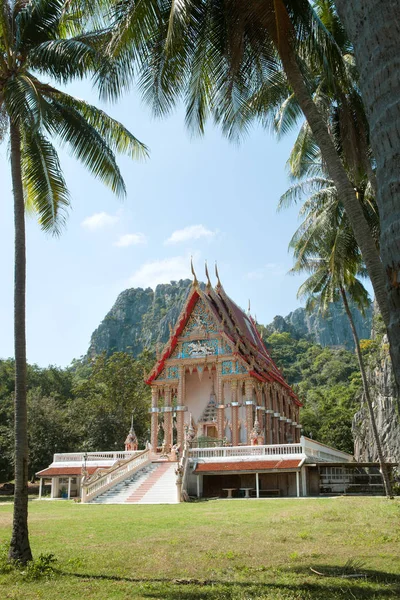 Panoramic view of nice ancient Buddhist thai temple — Stock Photo, Image