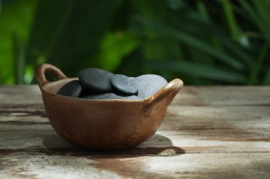 gri taş görünümü kapatın ve arka plan rengi üzerinde yaprak. 