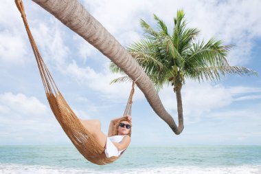 güzel genç bayan Brandası tropikal Beach sallanan görünümünü