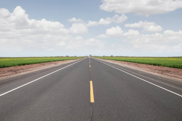 Panorámás kilátás szép nyári üres road és a zöld-völgy — Stock Fotó