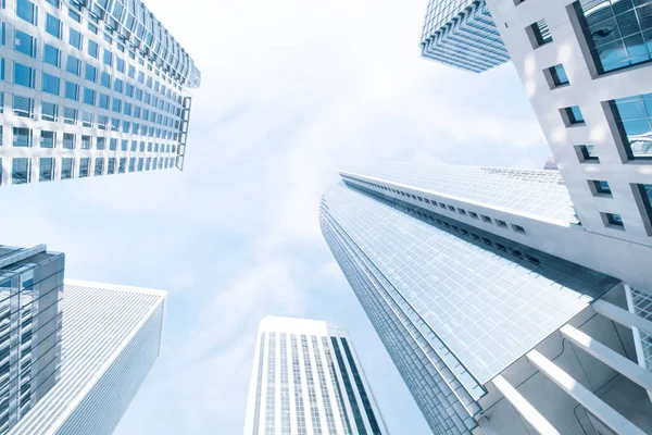 モダンなブルー色の現代的なオフィス街の建物の眺め — ストック写真