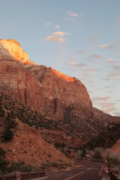 Blick auf schönen Riesenfelsen im Zion Nationalpark — Stockfoto