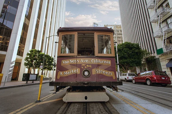 Blick auf die historische Seilbahn auf der berühmten Vans ness ave in San Francisco — Stockfoto