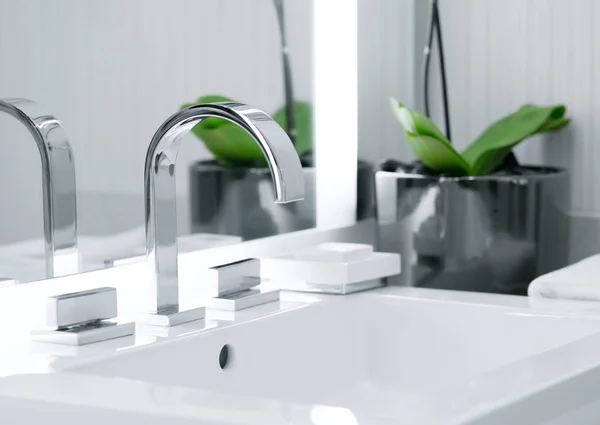 Vue rapprochée du joli robinet en métal dans la salle de bain moderne — Photo