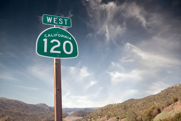 120 segnaletica stradale california sul cielo blu scuro indietro — Foto Stock