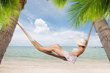 güzel genç bayan Brandası tropikal Beach sallanan görünümünü