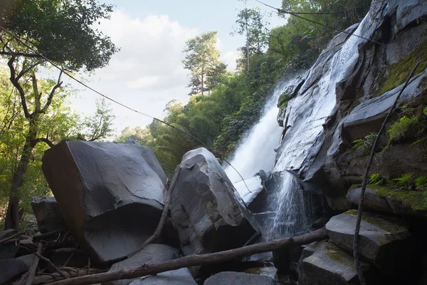 Cachoeira Mae Ya no Parque Nacional DoiInthanon em Chiang Mai Tailândia — Fotografia de Stock