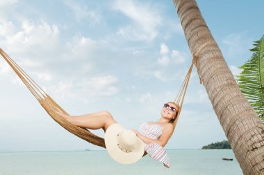 güzel genç bayan Brandası tropikal Beach sallanan görünümünü