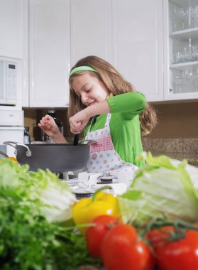genç güzel kız mutfakta yemek görünümünü