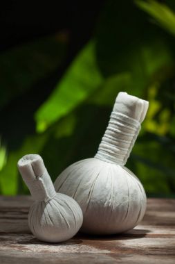 Arkadaki beyaz bitkisel sıkıştırma görüntüsünü kapat. 