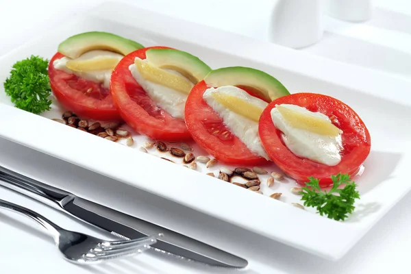 Close-up van mooie lekkere salade op witte achterzijde — Stockfoto