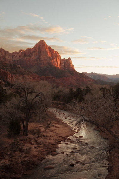 Вид на красивую гигантскую скалу в национальном парке Сион
  