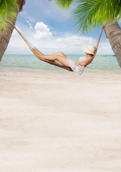 Vista di bella ragazza che si rilassa in hummock sulla spiaggia tropicale. banner . — Foto Stock