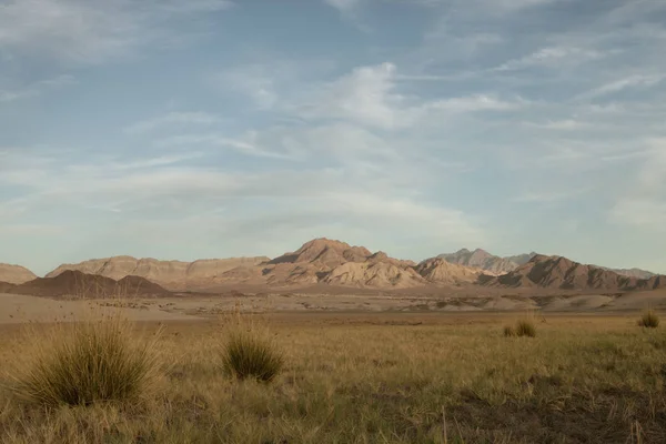 Panoramik Ölüm Vadisi arkasında bazı Dağları ile — Stok fotoğraf
