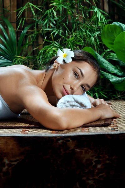 Retrato de mujer hermosa joven en el ambiente del balneario. — Foto de Stock