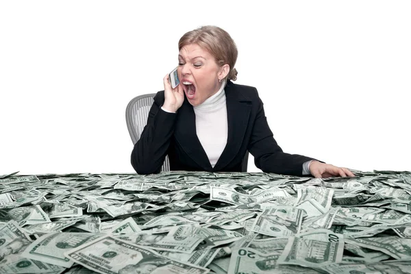 Portret van een jonge vrouw zitten achter de tafel vol met contant geld — Stockfoto