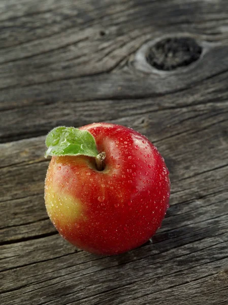 På nära håll beskåda av fina färska äpplen på Cologne bakgrunden — Stockfoto