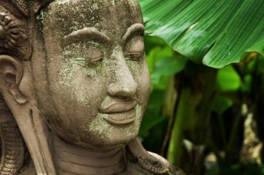 yeşil arka eski beton Buda heykelinin görünümü kadar kapatın