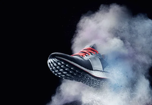 Zamknij widok piękny sport buty jest wydostać się z zakurzonych chmury — Zdjęcie stockowe