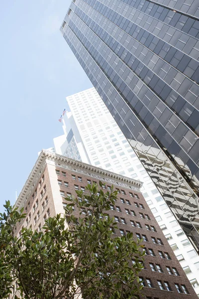 Vue des immeubles de bureaux contemporains modernes du centre-ville de san francisco — Photo