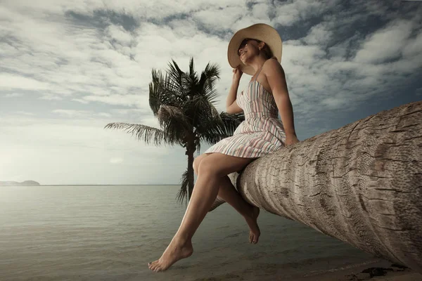 Blick auf hübsche junge Dame, die in einer Buckelmatte am tropischen Strand schwingt — Stockfoto