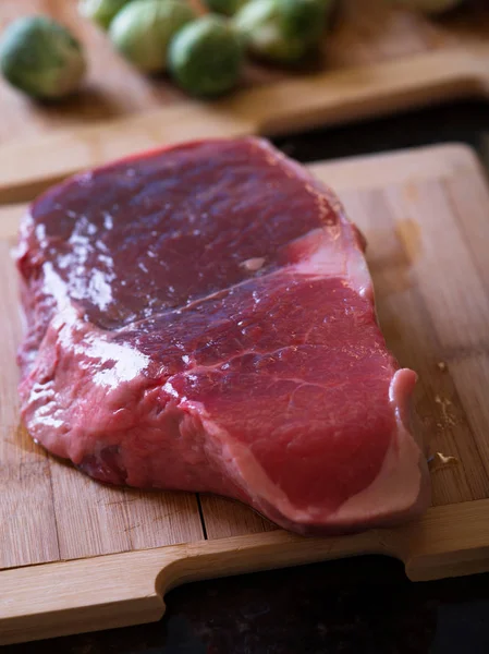 Закрыть вид на свежий кусок мяса с некоторыми овощами на спине — стоковое фото