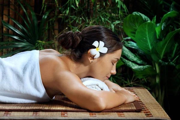 Portrait de jeune belle femme dans un environnement spa — Photo