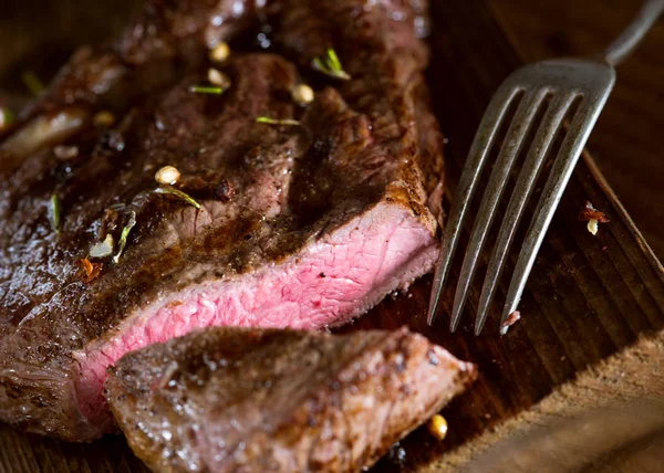 Close-up op lekkere verse steak op kleur achtergrond — Stockfoto