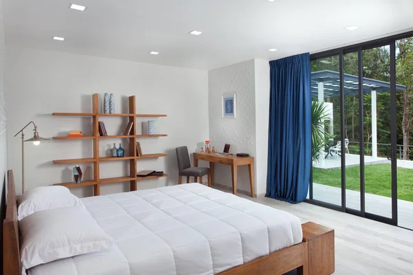 Vista panorámica de dormitorio moderno elegante blanco agradable —  Fotos de Stock