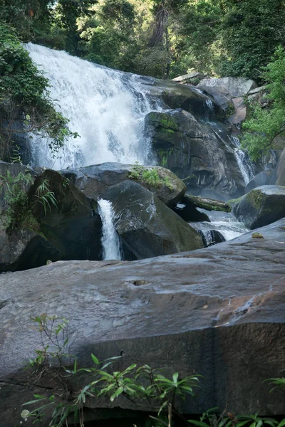 Cachoeira Mae Ya no Parque Nacional DoiInthanon em Chiang Mai Tailândia — Fotografia de Stock