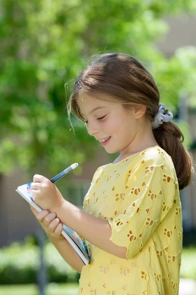 iyi vakit geçiriyor yaz ortamında mutlu kız portresi