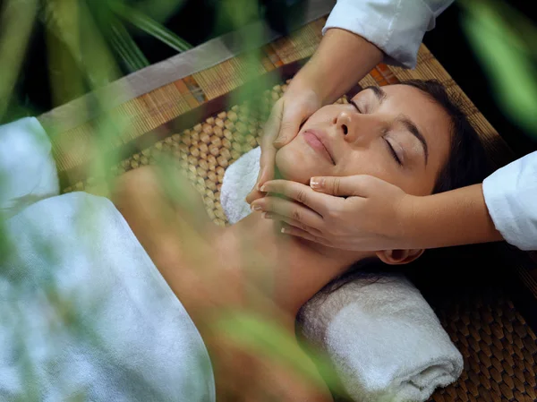 Retrato de jovem bela mulher relaxante em ambiente de spa — Fotografia de Stock