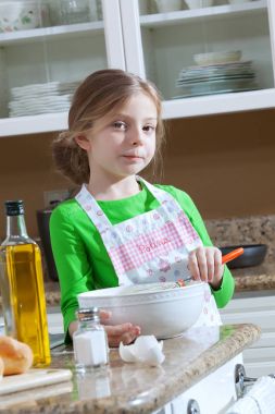 genç güzel kız mutfakta yemek görünümünü. kapak-sürtük işlemeli yazı bir logo değil 